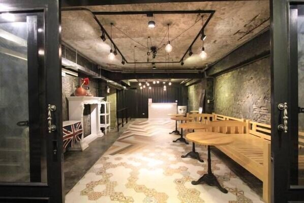 Lobby sitting area - Hotel Cheers (Taipei)