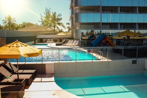 Piscina a l'aire lliure (horari: 09:00-21:00) i gandules 