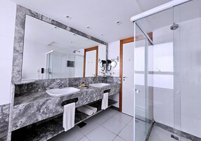 Master Frente com Hidro | Bathroom | Free toiletries, hair dryer, towels