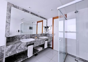 Master Frente com Hidro | Bathroom - Riale Brisa Barra (Rio de Janeiro)