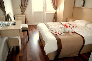 Habitación estándar con 1 cama matrimonial o 2 individuales | Sábanas de algodón egipcio, ropa de cama de alta calidad y edredón