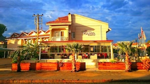 Vista frontal de la propiedad
