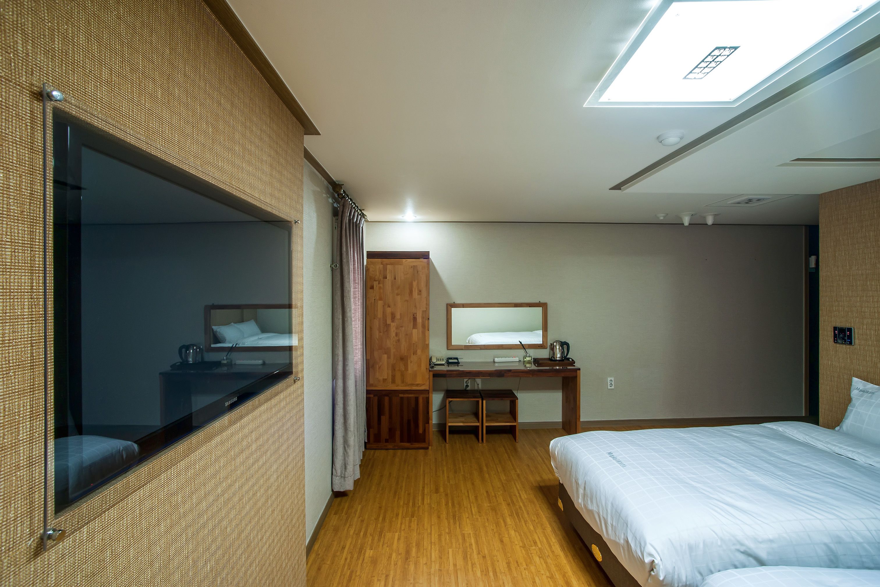 twin room | down duvets, free wifi