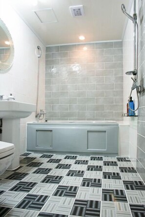 Twin Room | Bathroom | Hair dryer, towels