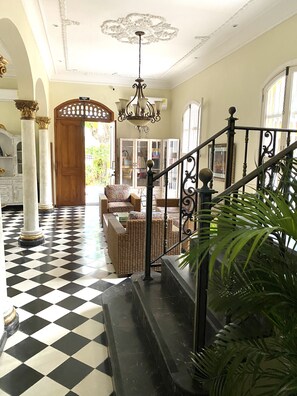 42 吋LED 電視連有線電視頻道、電視、加熱地板