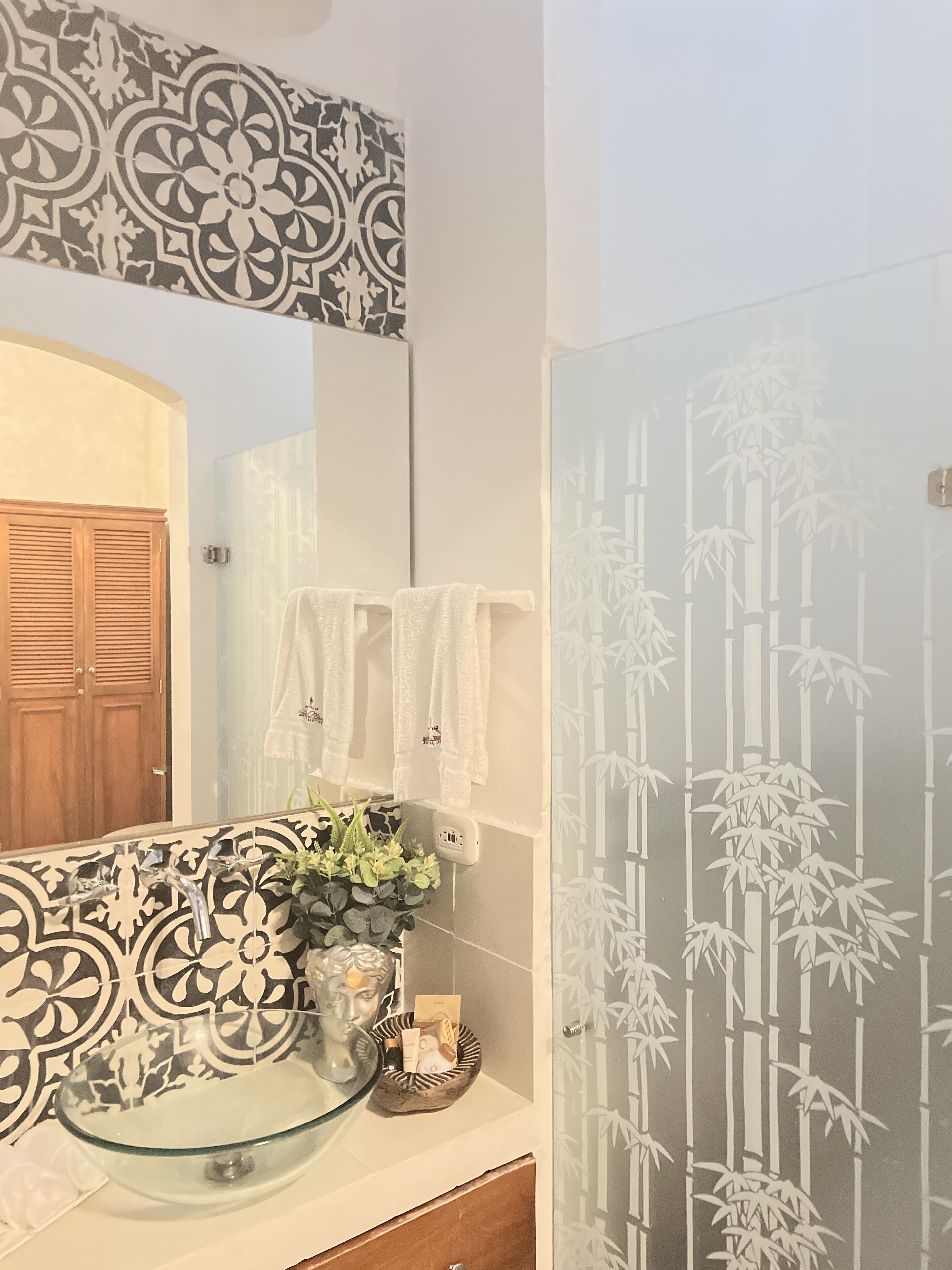 junior suite | bathroom | free toiletries, hair dryer, towels