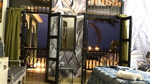 أغطية فراش متميزة وميني بار وخزنة داخل الغرفة ومكتب