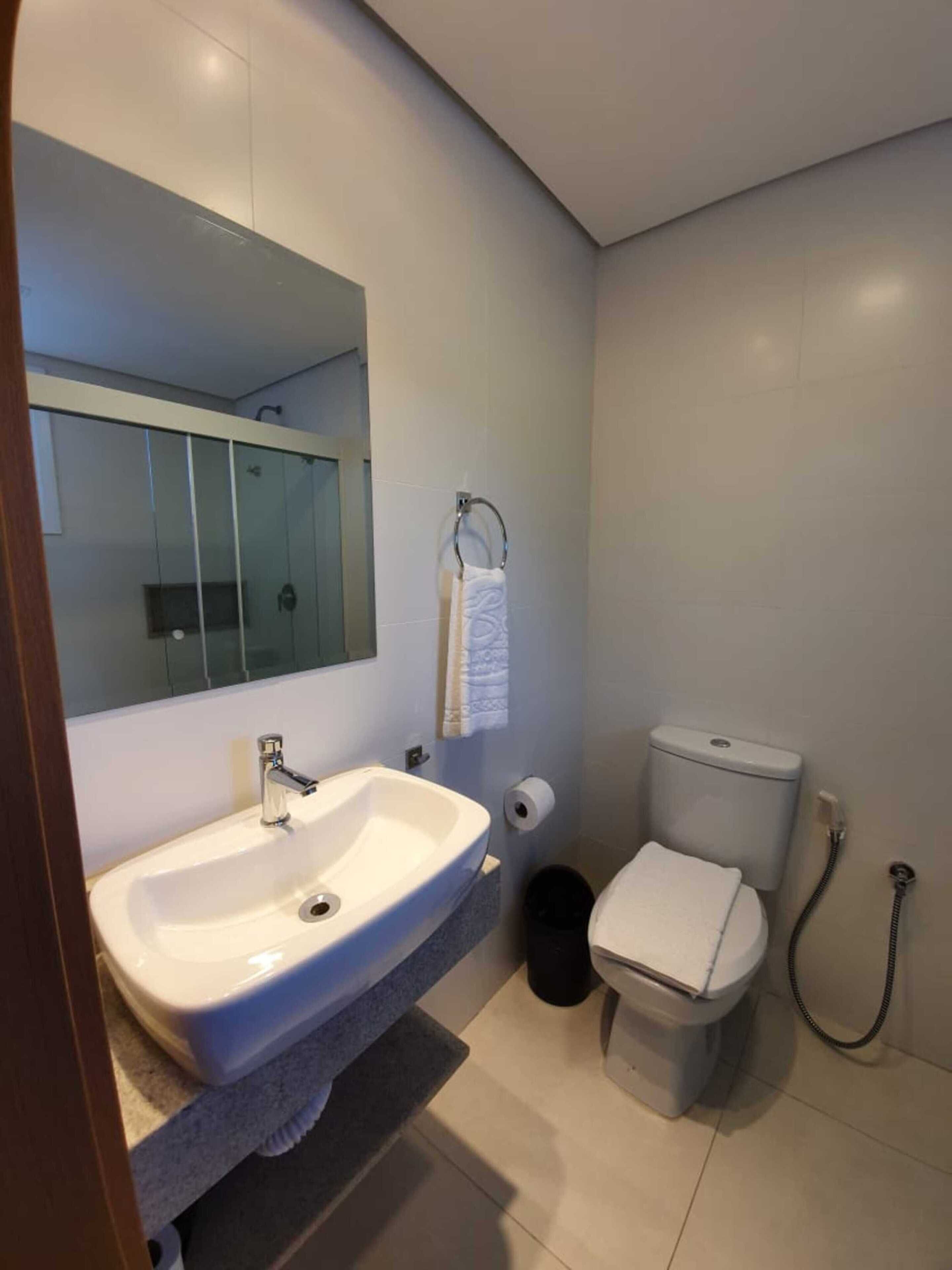 economy room, 1 double or 2 single beds | bathroom | shower, free toiletries, hair dryer, towels