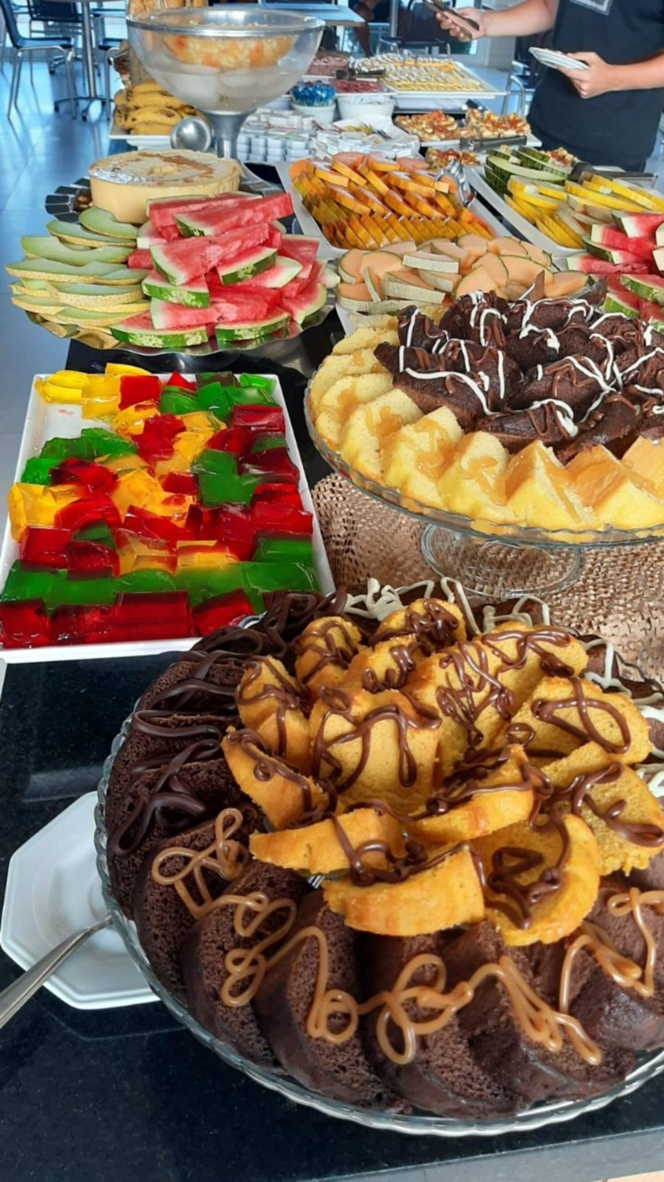 Un buffet proposant divers plats, notamment un gâteau au chocolat nappé de caramel.