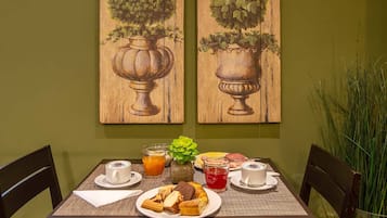 Desayuno buffet diario (EUR 5 por persona)