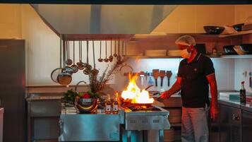 Petit déjeuner, déjeuner et brunch servis sur place, vue sur la piscine