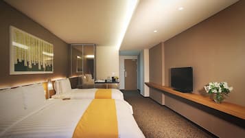 Premier Family Room | In-room safe, desk, blackout drapes, soundproofing