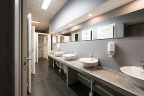 Shower, eco-friendly toiletries, hair dryer, towels - Winstrup Hostel (Lund)