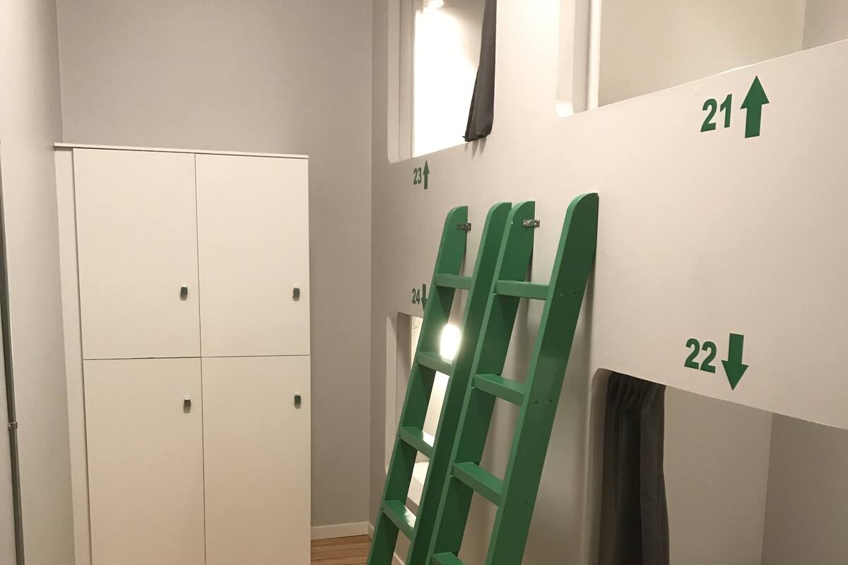 Shared Dormitory, Mixed, Budget (no window) | 遮光布/窗簾、熨斗/熨衣板、免費無線上網、床單