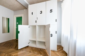 Blendingsgardiner, strykejern/-brett, wi-fi (inkludert) og sengetøy