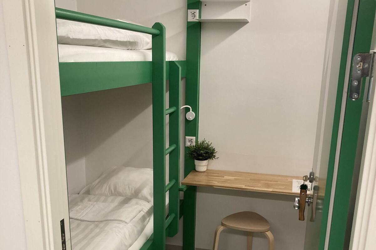 Minihotel, small twin room | 遮光布/窗簾、熨斗/熨衣板、免費無線上網、床單