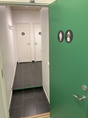 シャワー、環境にやさしいバスアメニティ、ヘアドライヤー、タオル