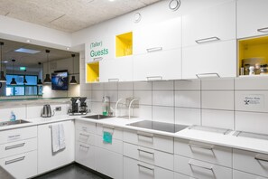 Een koelkast, een microgolfoven, een oven, een kookplaat