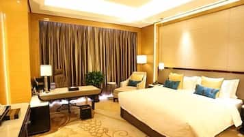 Minibar, caja de seguridad en la habitación y escritorio