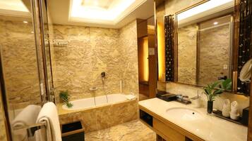 Badewanne und Dusche (separat), kostenlose Toilettenartikel, Bademäntel