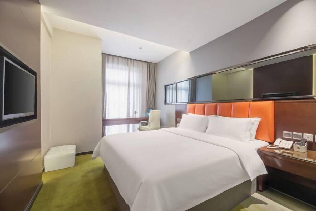 Minibar, in-room safe, alarm clocks