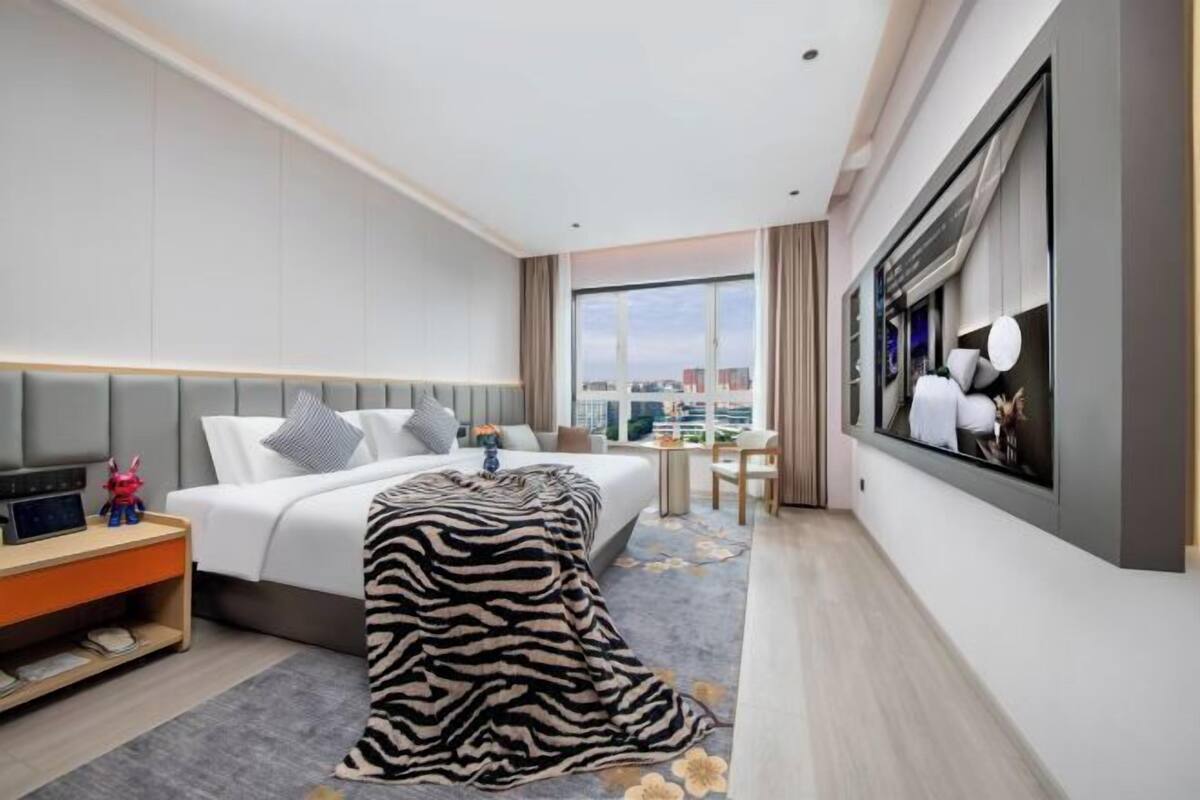 Een minibar, een kluis op de kamer, een wekker
