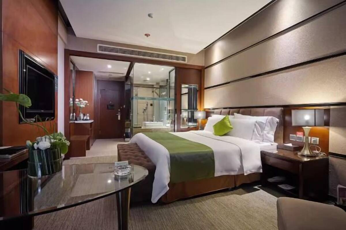 Minibar, in-room safe, alarm clocks