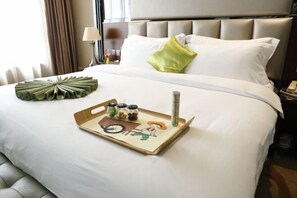迷你吧、客房内保险箱、闹钟