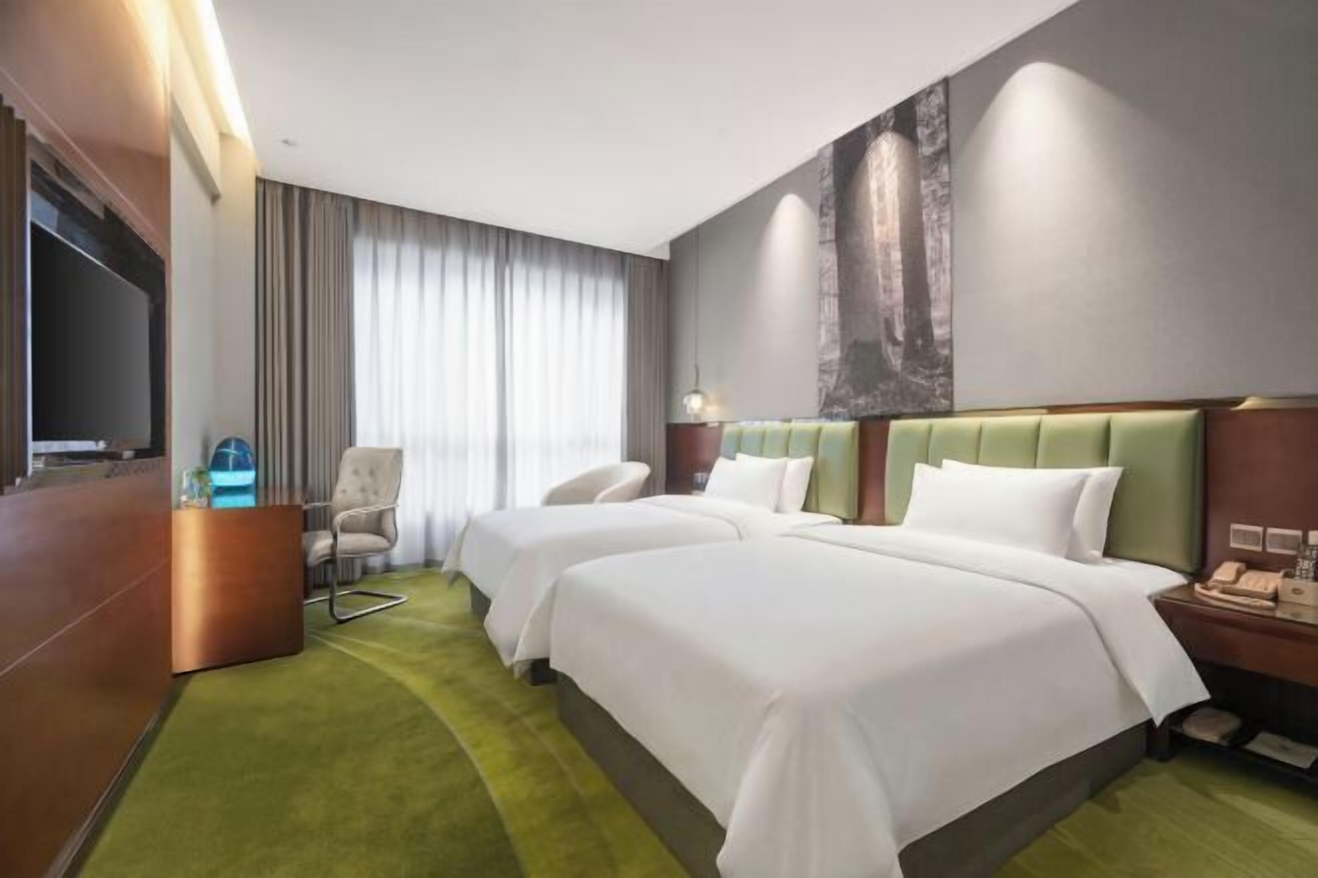 Minibar, in-room safe, alarm clocks