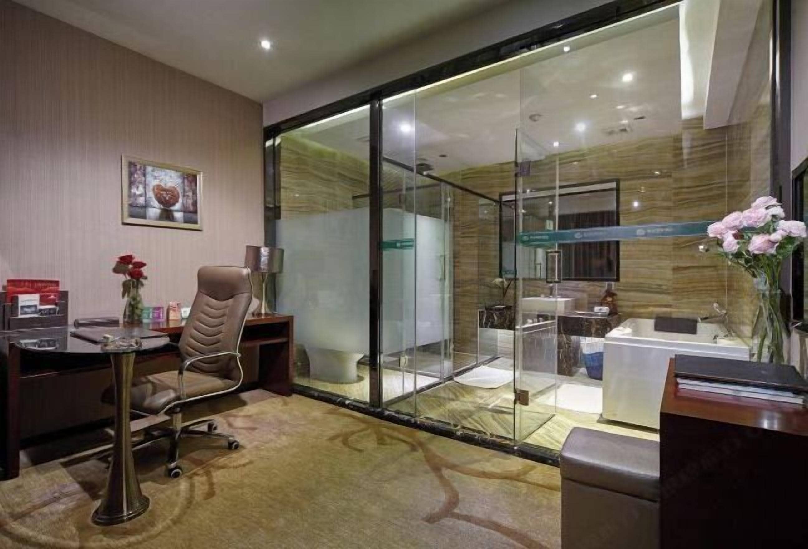 Minibar, caja de seguridad en la habitación y despertador 