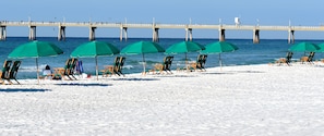 Private beach, white sand, sun-loungers, beach umbrellas - Destin West Vacations (Fort Walton Beach)