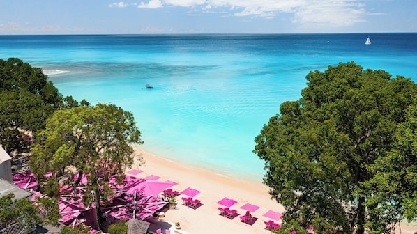 Am Strand, weißer Sandstrand, Liegestühle, Sonnenschirme
