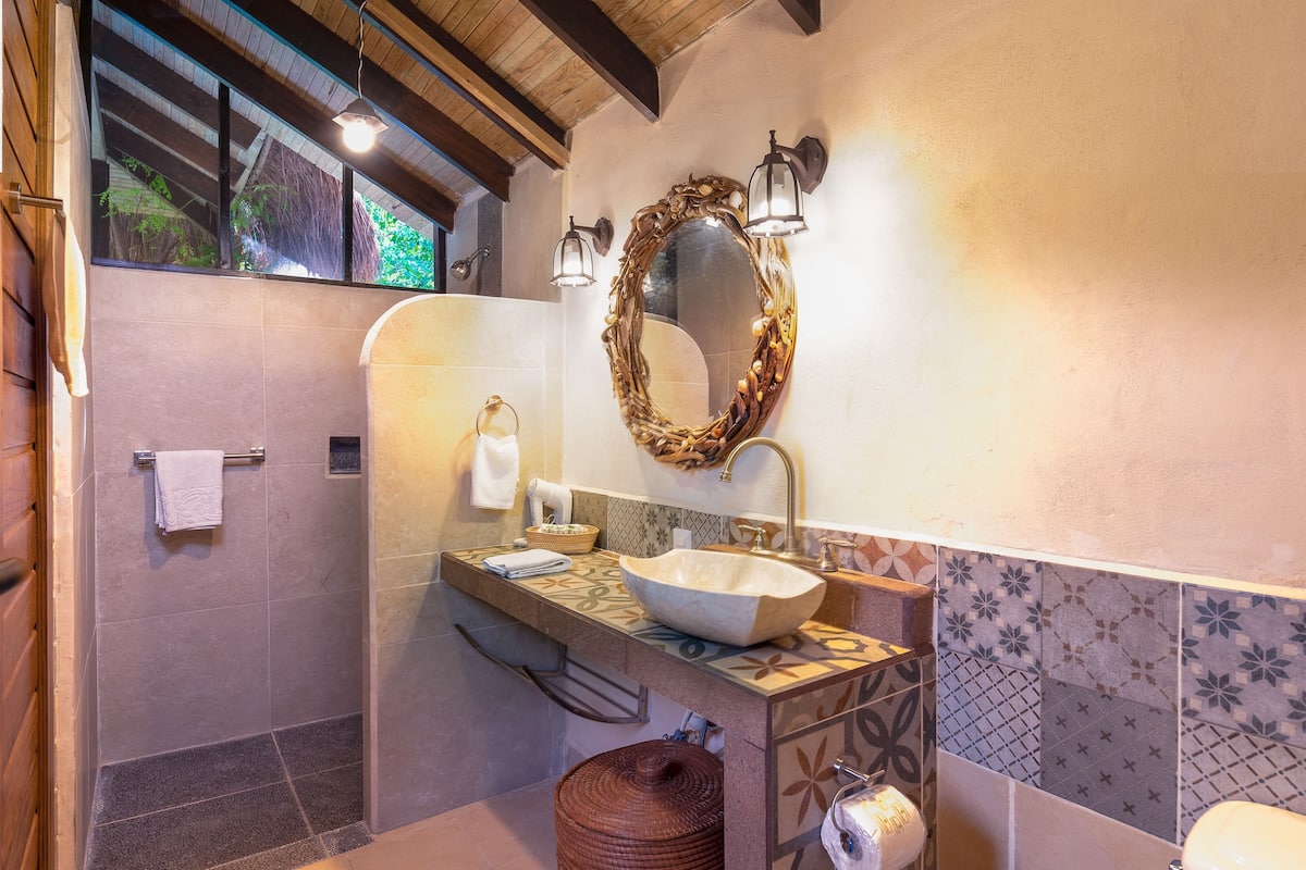 family cabin, 1 bedroom | bathroom | shower, free toiletries, hair dryer, towels