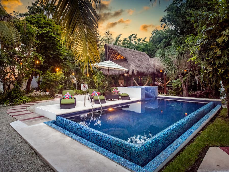 2 buitenzwembaden, gratis zwembadcabana's, parasols voor strand/zwembad