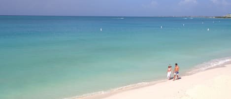 Una playa cerca, arena blanca, toallas de playa