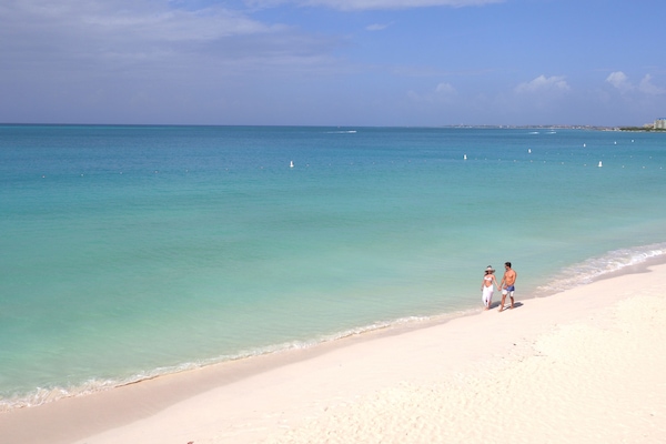 Playa en los alrededores, playa de arena blanca y toallas de playa