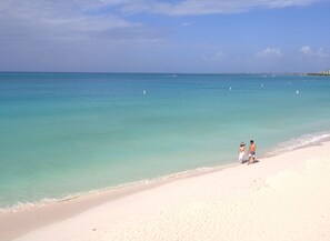 Beach nearby, white sand, beach towels - Bubali Bliss Studios & Villas (Noord)