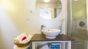 Studio, 1 Queen Bed, Kitchen, Ground Floor | Bathroom | Shower, hair dryer, towels, soap