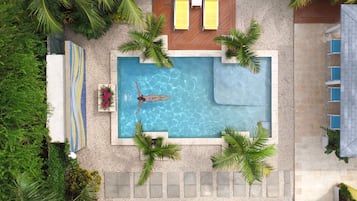 Piscina all'aperto, con ingresso dalle 08:00 alle 22:00, lettini