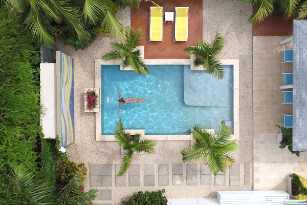 Outdoor pool, open 8:00 AM to 10:00 PM, sun loungers