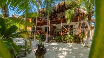 Quadruple Room | Minibar, in-room safe, bed sheets