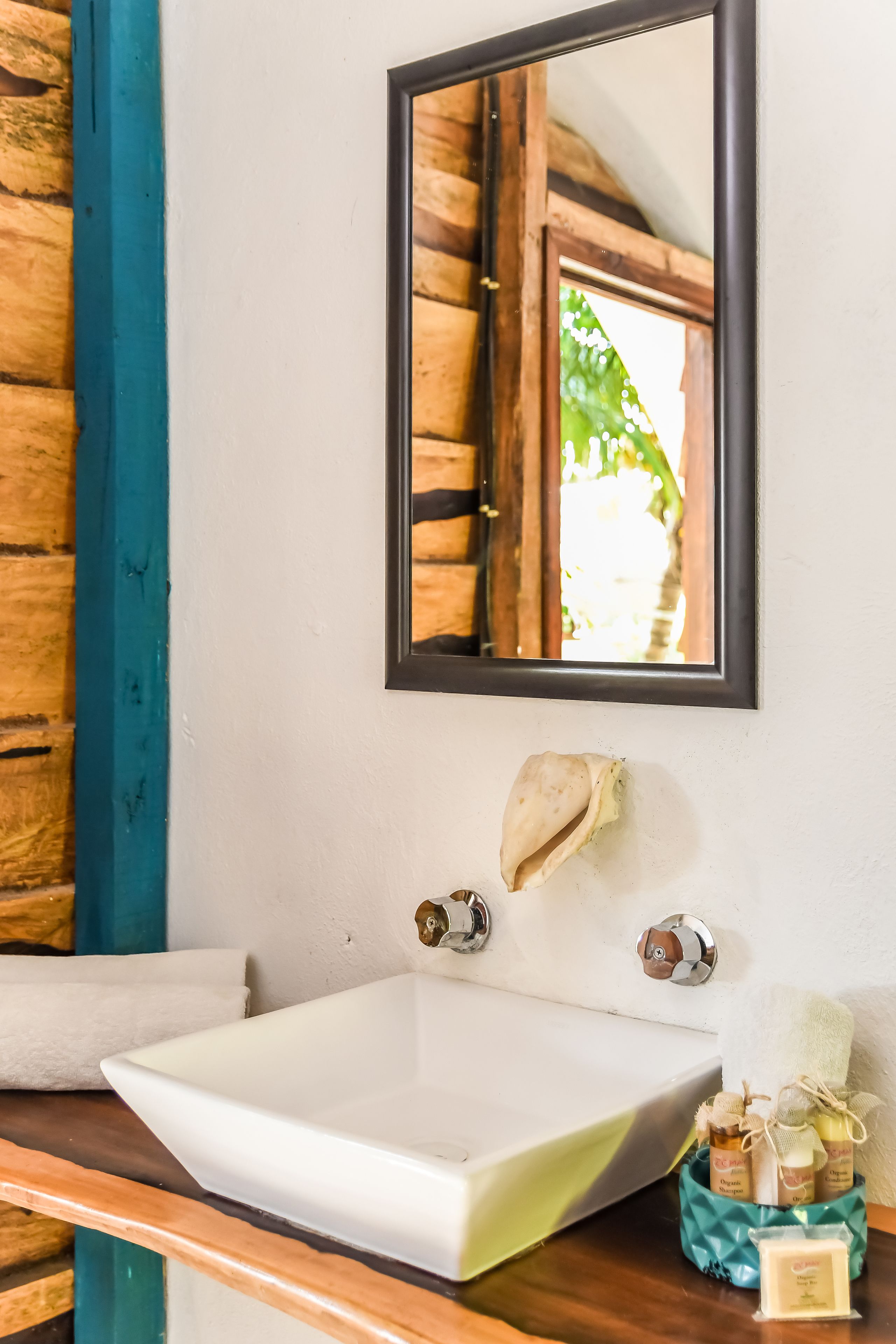 habitación estándar vista al jardín (vista a la recepción o a la calle). | bathroom | shower, designer toiletries, hair dryer, towels