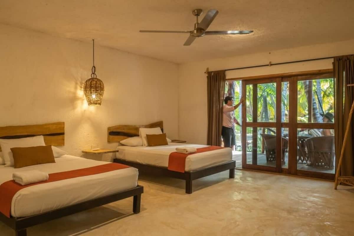 Quadruple Room | Minibar, in-room safe, bed sheets