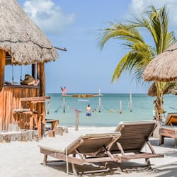 Trên bãi biển, cát trắng, ghế dài tắm nắng