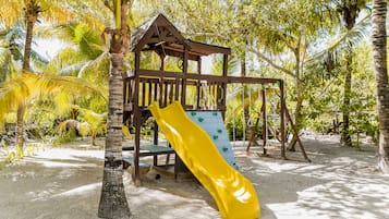 Área de juegos infantiles al aire libre
