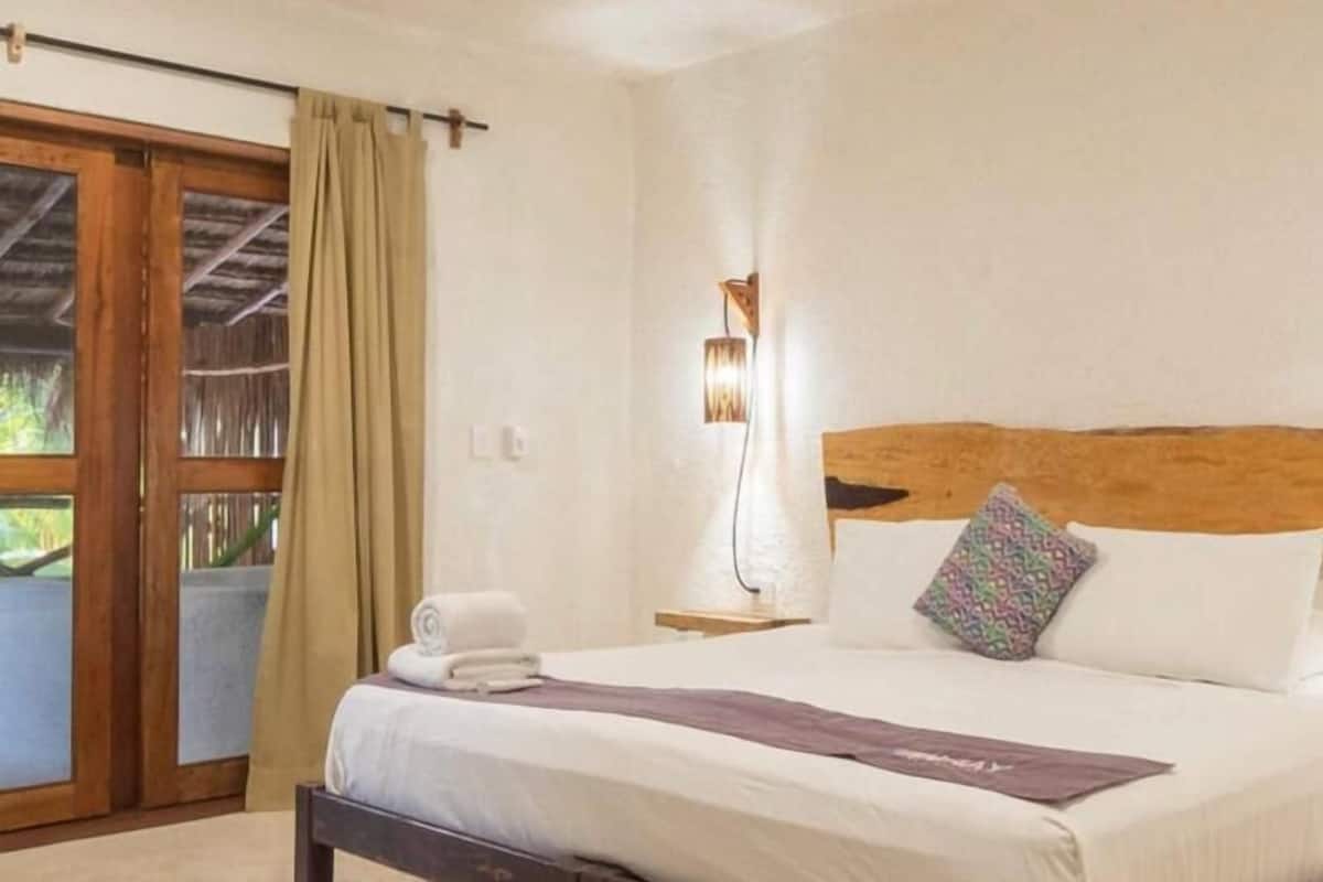 Luxury Room, Garden View | Minibar, in-room safe, bed sheets