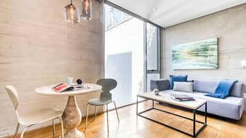 Suite Premium (Double) | Área de sala de estar | Smart TV de 55 pulgadas con canales digitales, televisión y Netflix