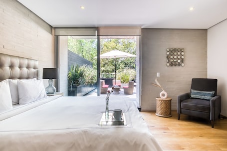 Presidential-Suite, Terrasse | Hochwertige Bettwaren, Daunenbettdecken, Pillowtop-Betten, Zimmersafe. AR 218 Hotel by ULIV