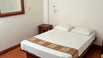 Habitación, 1 cama de matrimonio | Escritorio, tabla de planchar con plancha y wifi gratis