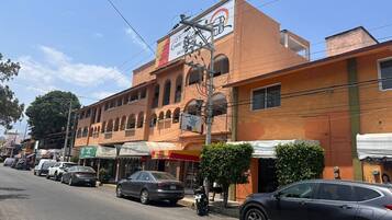 Vista frontal de la propiedad